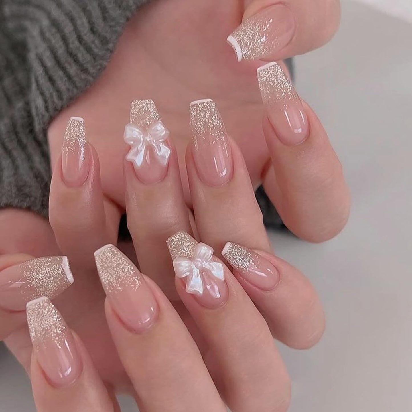 S.A.V.I 3D White Bowknot Nail Art Charms Set – 30 Pcs Glossy Resin Acrylic Bows with Flat-Back Rhinestones, Mixed Designs, Round 7-Section Storage Box (8.3 cm)