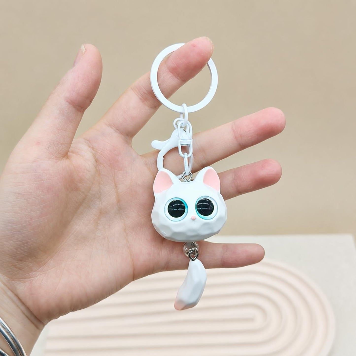 S.A.V.I Cute Resin Cat Keychain for Women & Girls Kawaii Bag Charm White, Handcrafted Animal Pendant, 7 x 3.3 cm, Lightweight Accessory Backpack, Purse, Car Keys