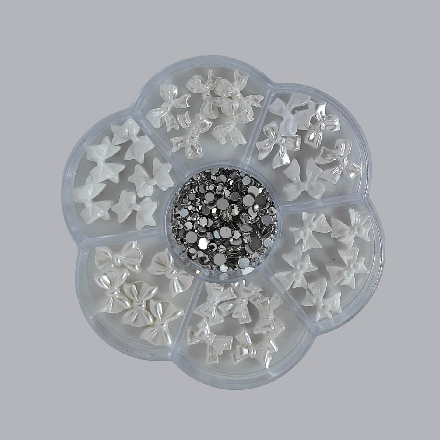 S.A.V.I 3D White Bowknot Nail Art Charms Set – 30 Pcs Glossy Resin Acrylic Bows with Flat-Back Rhinestones, Mixed Designs, Round 7-Section Storage Box (8.3 cm)