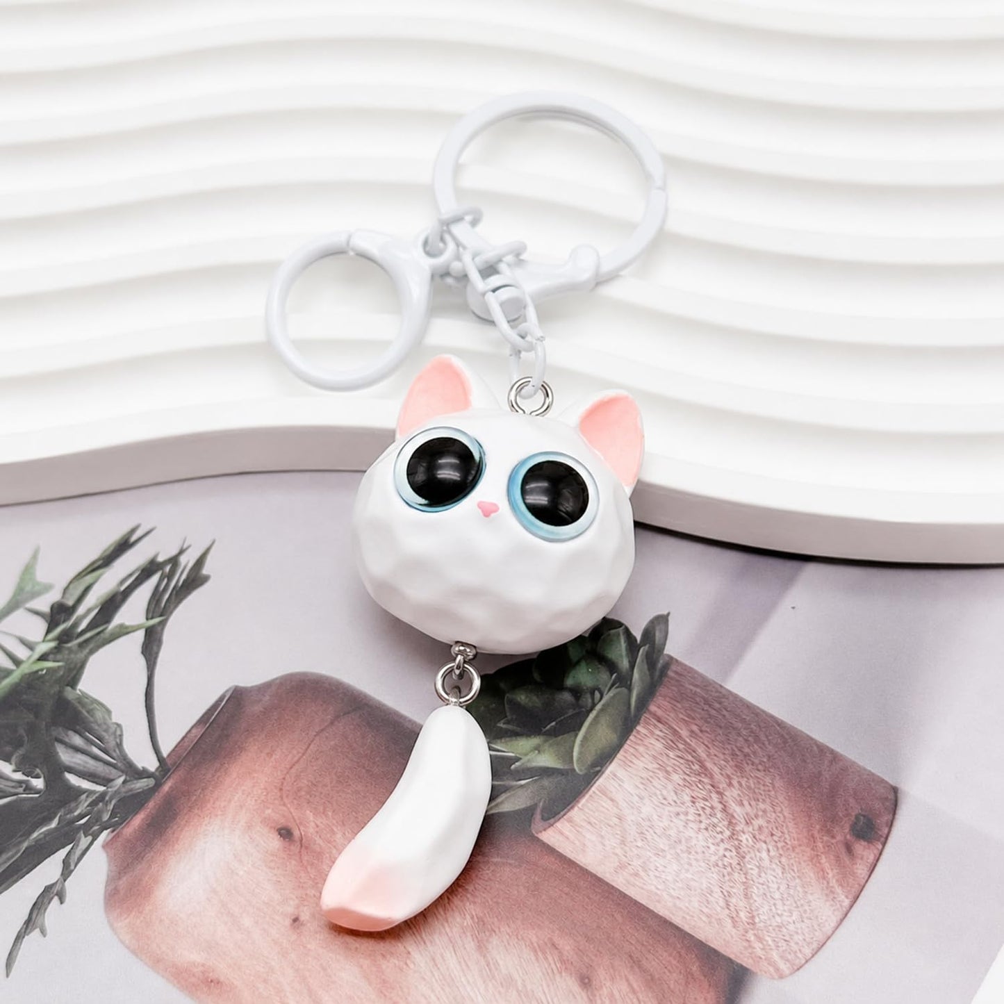 S.A.V.I Cute Resin Cat Keychain for Women & Girls Kawaii Bag Charm White, Handcrafted Animal Pendant, 7 x 3.3 cm, Lightweight Accessory Backpack, Purse, Car Keys
