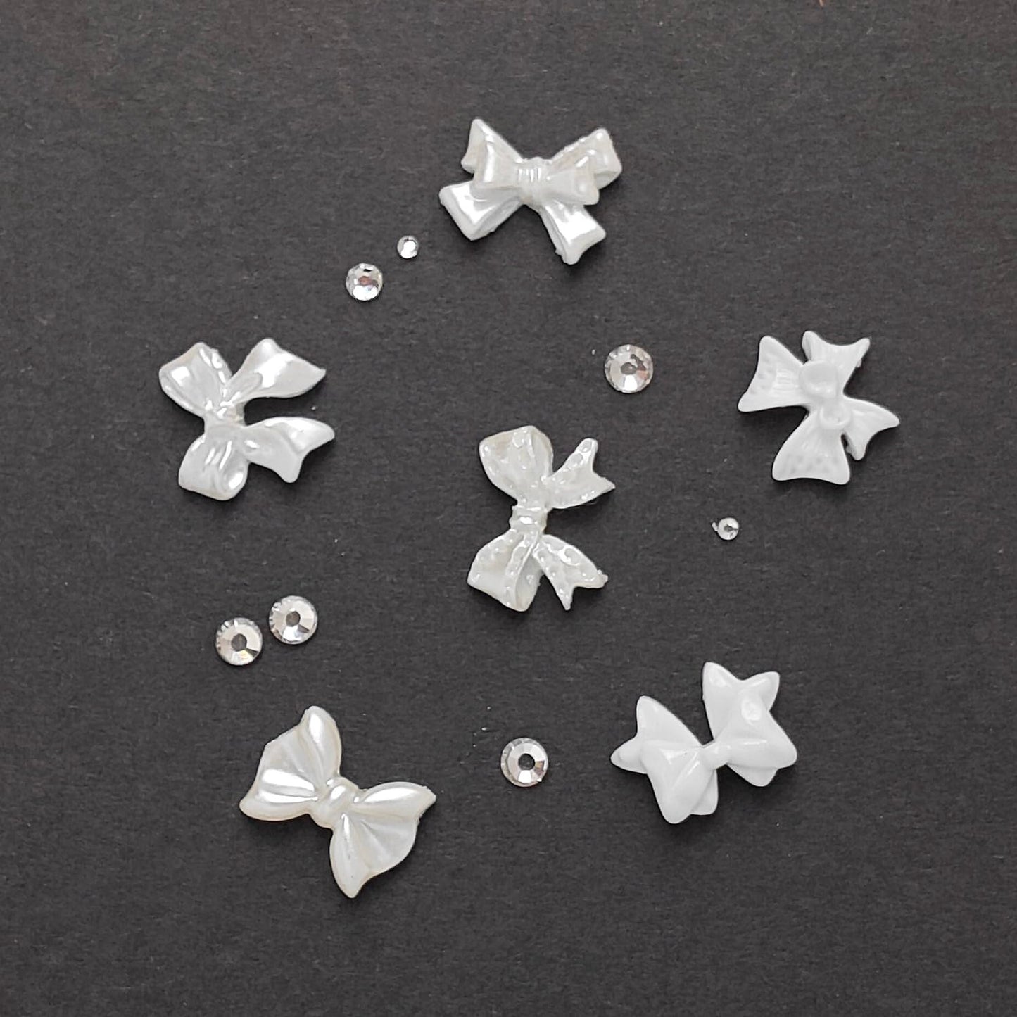 S.A.V.I 3D White Bowknot Nail Art Charms Set – 30 Pcs Glossy Resin Acrylic Bows with Flat-Back Rhinestones, Mixed Designs, Round 7-Section Storage Box (8.3 cm)