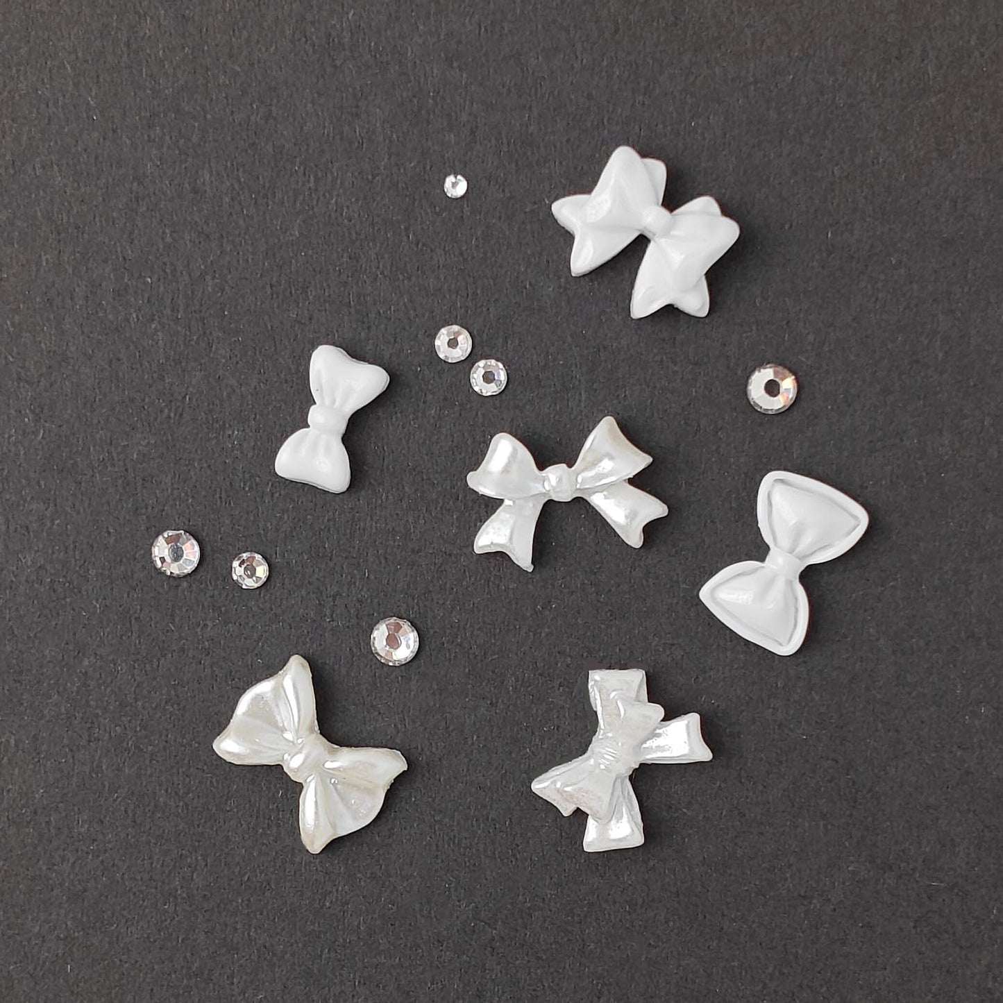 S.A.V.I 3D White Bowknot Nail Art Charms Set (30 Pcs) – Pearl Finish Resin Bows & Flat-Back Rhinestones, Mixed Sizes, Round 7-Section Storage Box for DIY Acrylic & Gel Nails